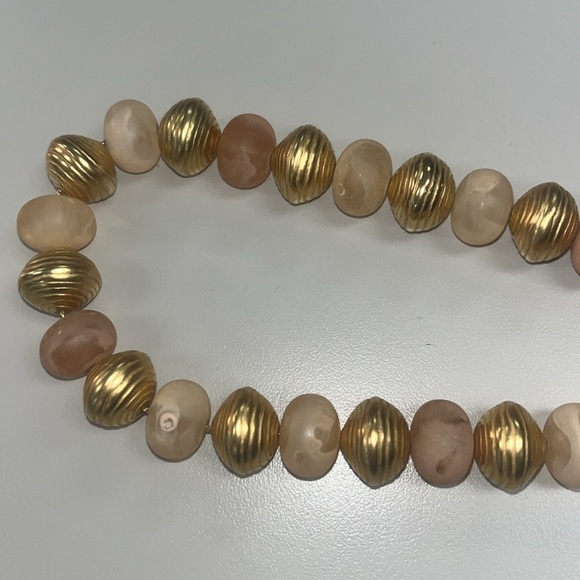 Elegant Gold and Pink Beaded Necklace - Picture 3 of 7